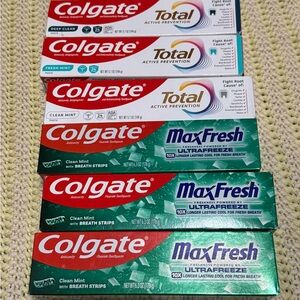 Colgate Total and MaxFresh Toothpaste Set - Red, Green
